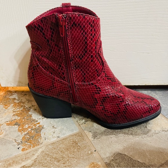 ❤️Wonderful Red & Black Snake Print Zip Up Ankle Booties! - Picture 6 of 10